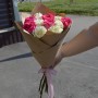 Букет Белые и розовые розы в крафте 11 шт